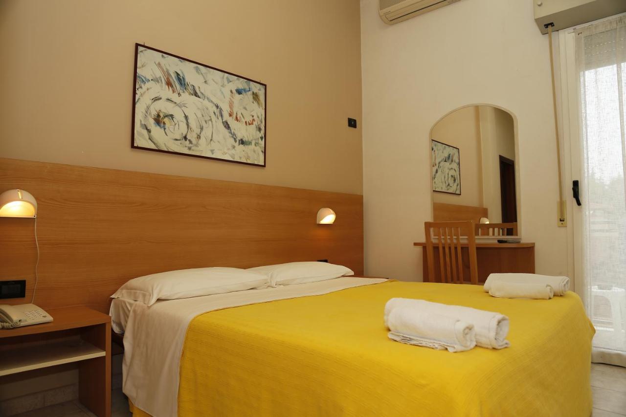 Hotel Villa Dina Римини Экстерьер фото