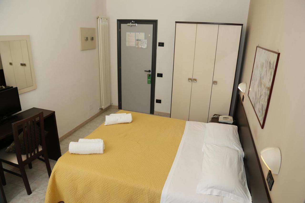 Hotel Villa Dina Римини Экстерьер фото