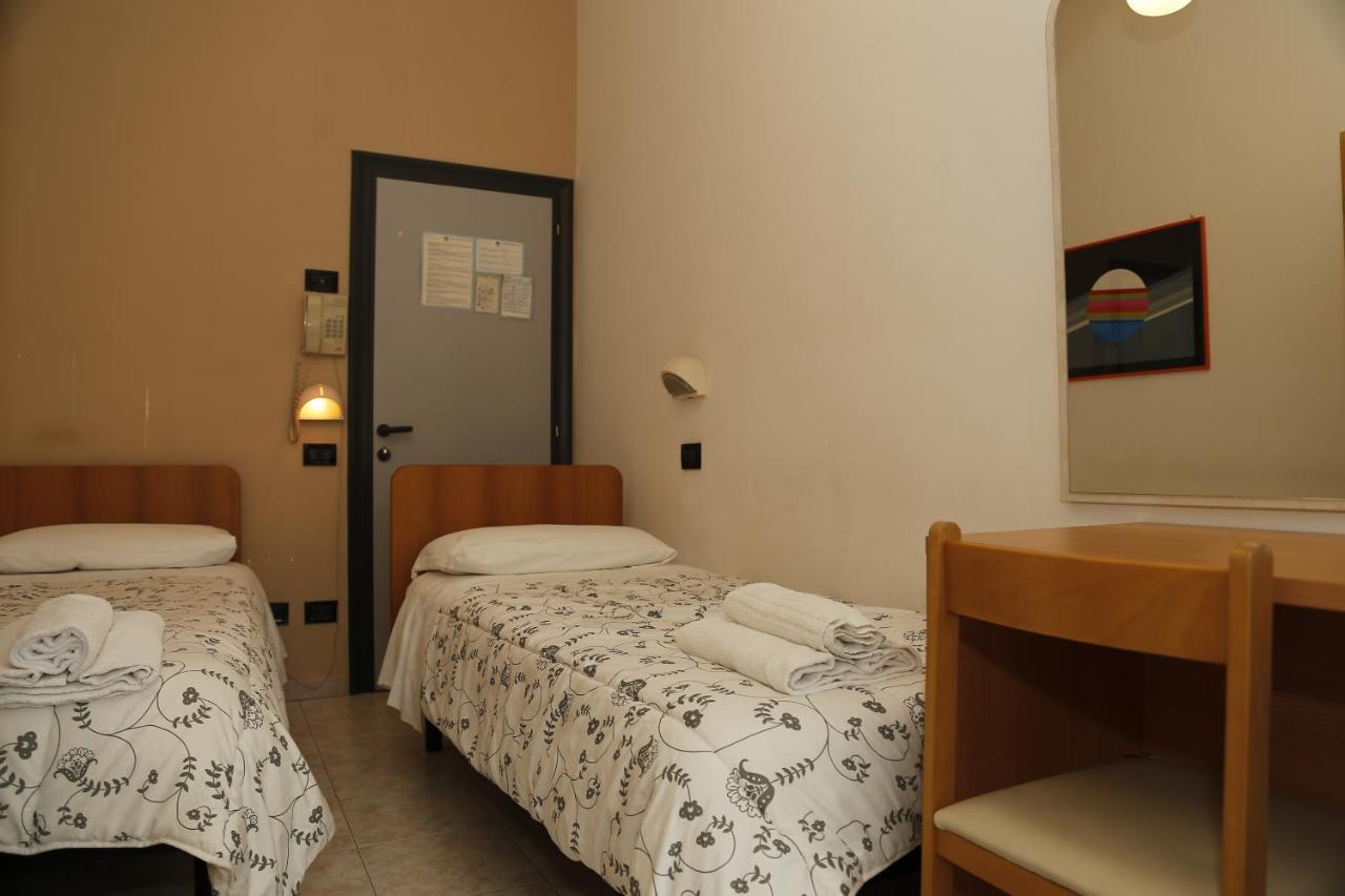 Hotel Villa Dina Римини Экстерьер фото