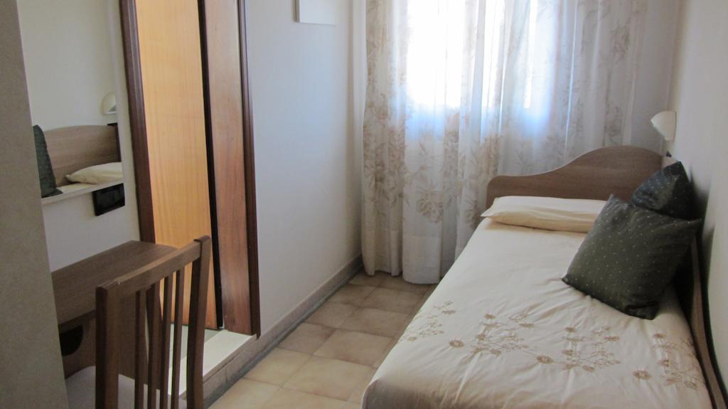 Hotel Villa Dina Римини Номер фото