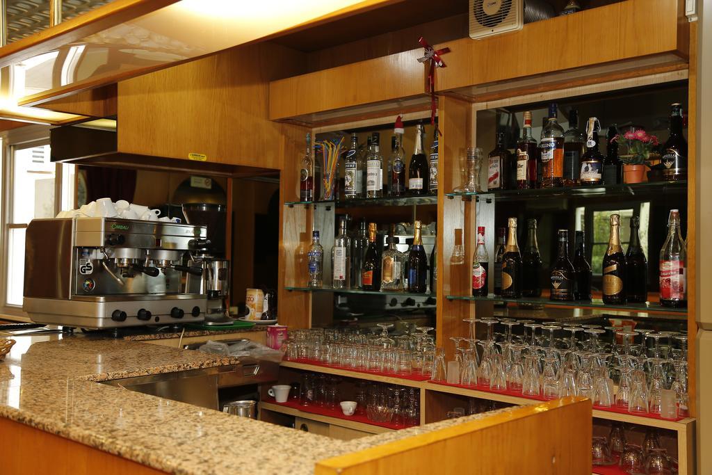 Hotel Villa Dina Римини Экстерьер фото