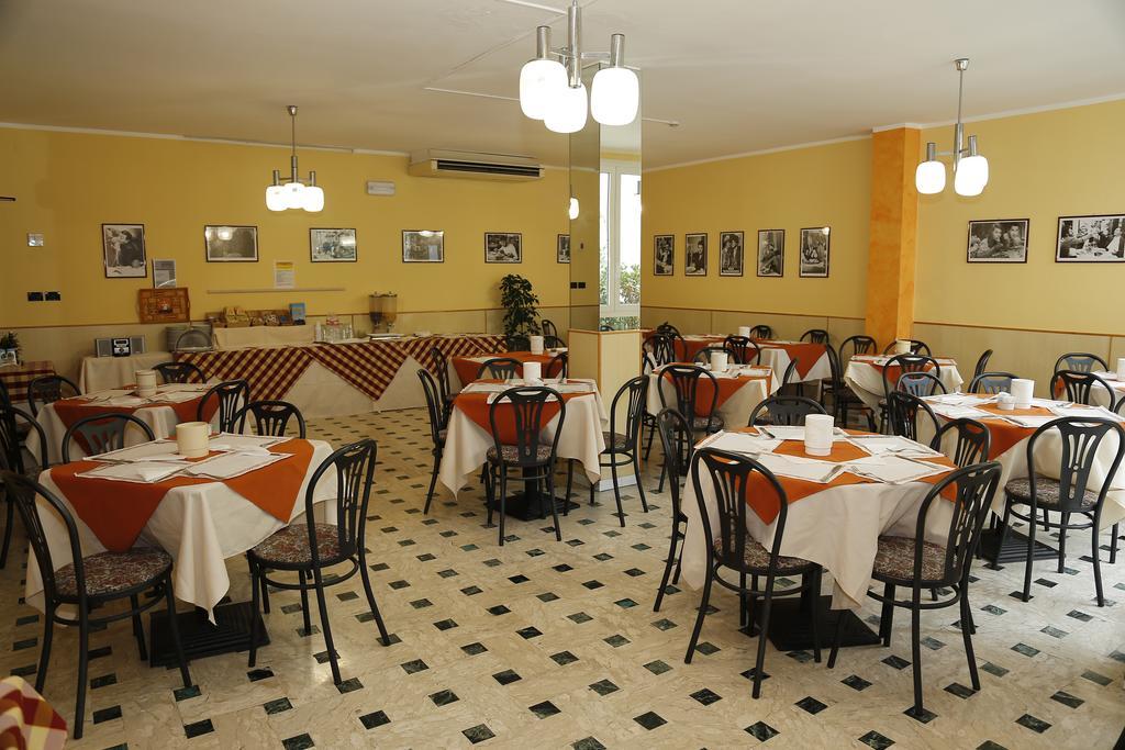 Hotel Villa Dina Римини Экстерьер фото