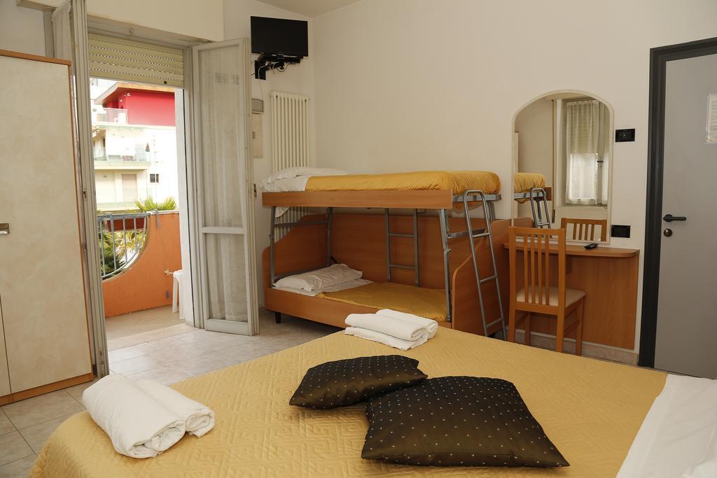 Hotel Villa Dina Римини Экстерьер фото