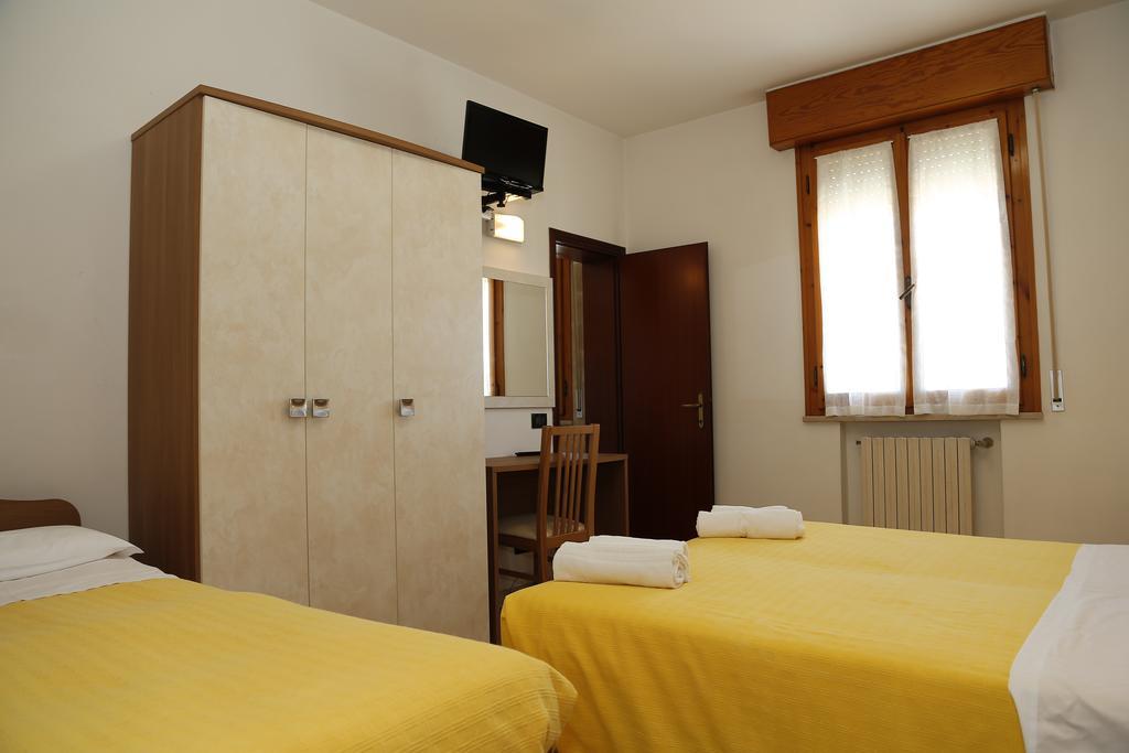 Hotel Villa Dina Римини Экстерьер фото