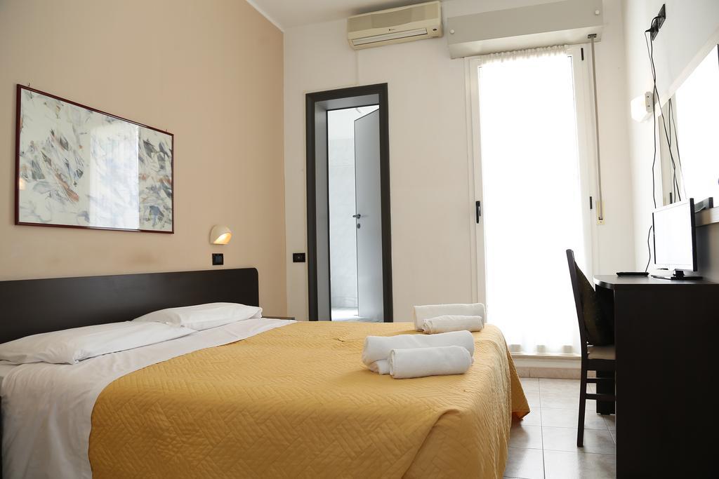 Hotel Villa Dina Римини Экстерьер фото