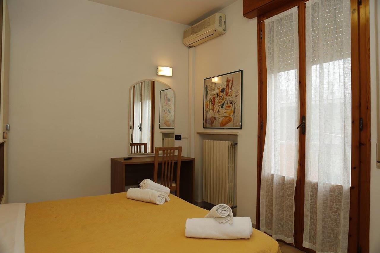 Hotel Villa Dina Римини Экстерьер фото